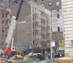 new-york Une boule de démolition renverse une voiture