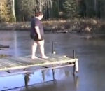 ponton Un homme gros saute sur la glace