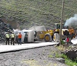 descente accident Un bulldozer relève un camion