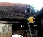 echelle toit regis Régis répare un toit