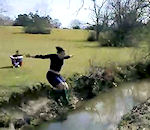 ruisseau Une fille saute par-dessus un ruisseau