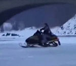 lac motoneige Motoneige sur un lac gelé