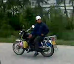 chinois Un motard à son aise