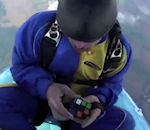 rubik Résoudre un Rubik's Cube pendant un saut en parachute