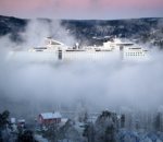 brume Ferry dans un fjord