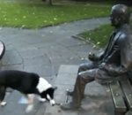 statue Un chien veut jouer avec une statue