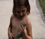mort Une fillette joue avec un écureuil mort
