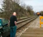 trucage homme rail Un train fonce sur une voiture