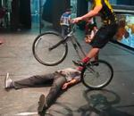 vidéo cirque eloize boston trial homme allongé