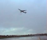 avion Un avion fait du surplace dans les airs