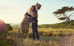 tigre Un homme fait un calin à un tigre