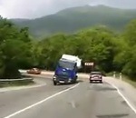 dashcam Un camion citerne se couche sur la route