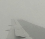 avion foudre eclair Une aile d'avion frappée par la foudre