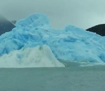 glacier Un iceberg se renverse