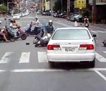 voiture accident Une voiture renverse 4 scooters