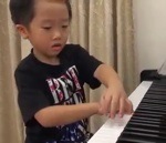 an Un enfant de 5 ans joue du piano