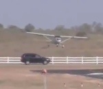 collision avion Un avion percute une voiture à l'atterrissage