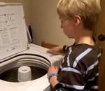 enfant musique Un enfant fait des percussions sur une machine à laver