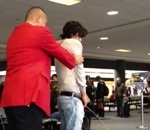 acteur Bronson Pelletier pisse sur le sol de l'aéroport