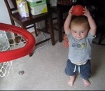 panier Trickshot au basket d'un enfant de 2 ans