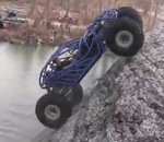vertical Un buggy grimpe un rocher presque à la verticale