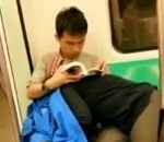 tete homme Un homme prend du plaisir à lire dans le métro