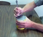 cuillere Ouvrir une boîte de conserve avec une cuillère