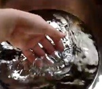 mercure liquide Plonger sa main dans le mercure liquide