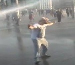 manifestant Un manifestant se fait headshot par un canon à eau