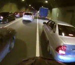 velo voiture camion Un cycliste à fond dans un tunnel