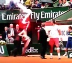 final Un manifestant avec un fumigène pendant la finale de Roland Garros