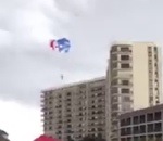 ascensionnel collision Deux ados en parachute ascensionnel percutent un immeuble