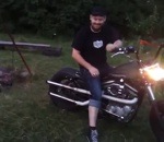 harley Attiser un feu de camp avec un moto