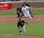 baseball joueur Attraper une balle de baseball entre les jambes