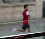 arsenal football Un supporter d'Arsenal court 8 km à côté du car de l'équipe