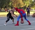 spiderman Spiderman joue au basket