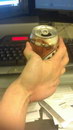 main doigt Tenir sa bière la main à l'envers