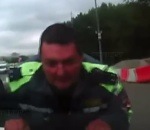 capot policier Un policier russe sur le capot d'une voiture