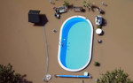piscine Piscine au milieu des inondations