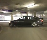virage voiture Drift en montant dans un parking