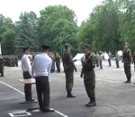 militaire Surprise pendant une cérémonie militaire