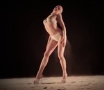 sexy sable femme Yeva Shiyanova danse sur le sable