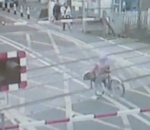 femme train Une cycliste frôle la mort à un passage à niveau