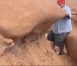 destruction Un homme détruit une formation rocheuse (Goblin Valley)