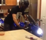 burn Burn en moto dans la cuisine