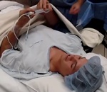operation Un homme s'auto-anesthésie