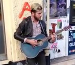 rue Jimmy Somerville accompagne un chanteur de rue