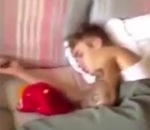 dormir homme Justin Bieber filmé dans le lit d'une autre personne