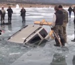 gele voiture Sortir une voiture d'un lac gelé