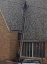 echelle toit Travaux sur le toit avec une double échelle